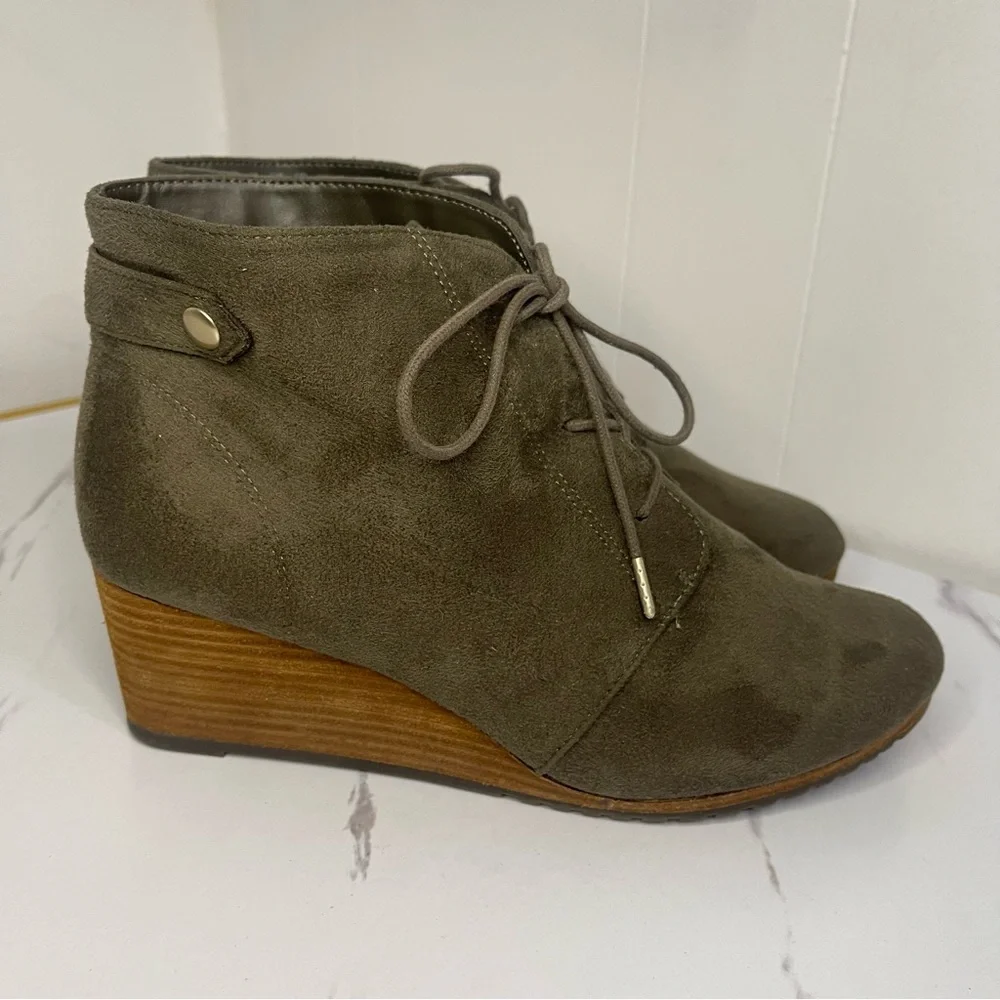Dr. Scholl's Olive Suede Wedge Ankle Boots Memory Foam Faux Suede 10 Wide Width